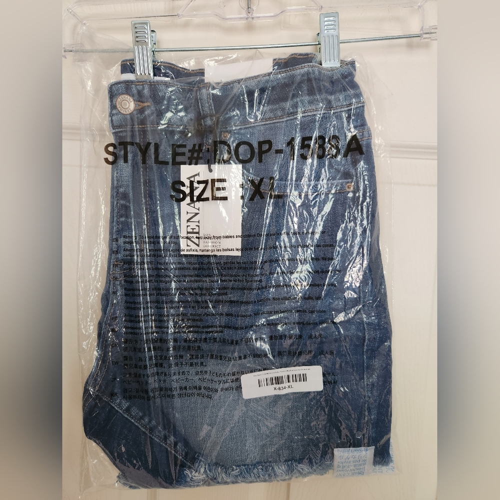 *SOLD* Mid rise frayed hem denim shorts - Picture 5 of 5